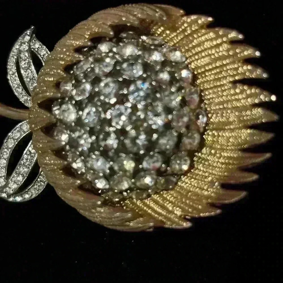 Sphinx Rhinestone Flower brooch - Picture 3 of 3